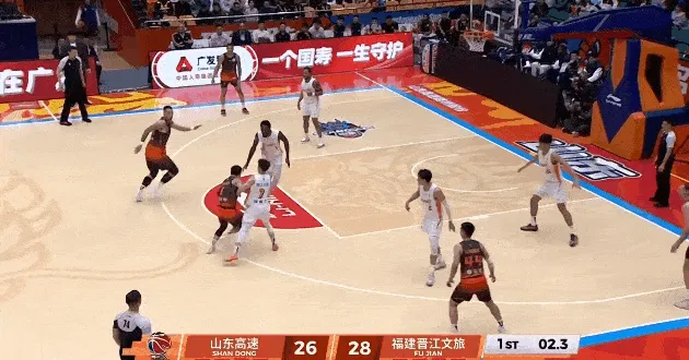 陶汉林接球快速出手压哨抛投打进，山东首节28-28战平福建